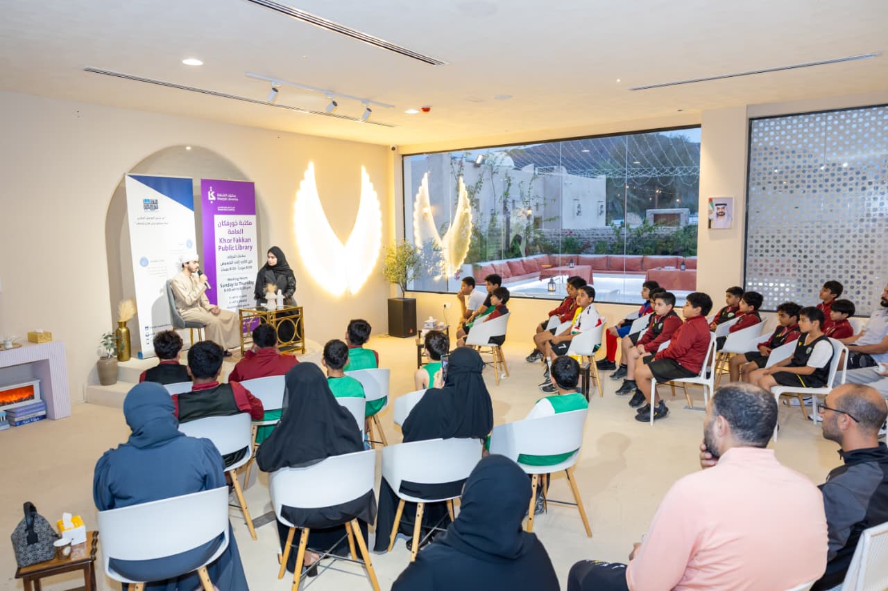 هيئة الفجيرة للثقافة والإعلام تشارك في فعالية «دردشات قارئ» بخورفكان.